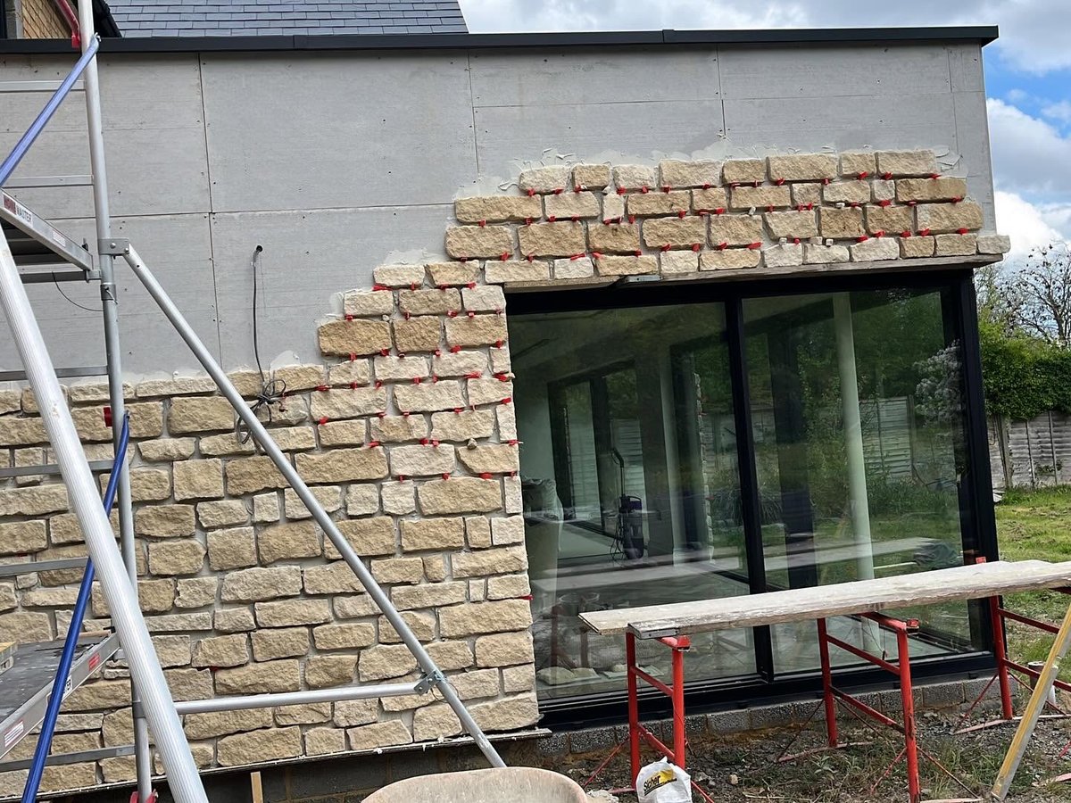 Setting out and fixing natural stone slips to a rendered elevation
